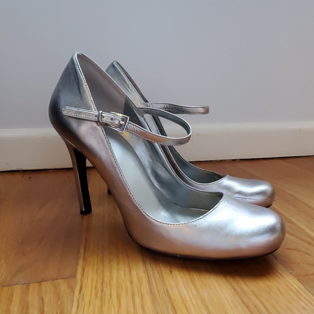 Silver leather Guess closed-toe heel
